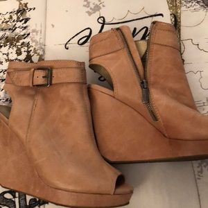 Dkny leather wedge size 8.5